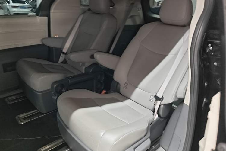 Used Toyota Granvia 2023 2.5L Hybrid Prestige PLUS Edition Left Rear Seat