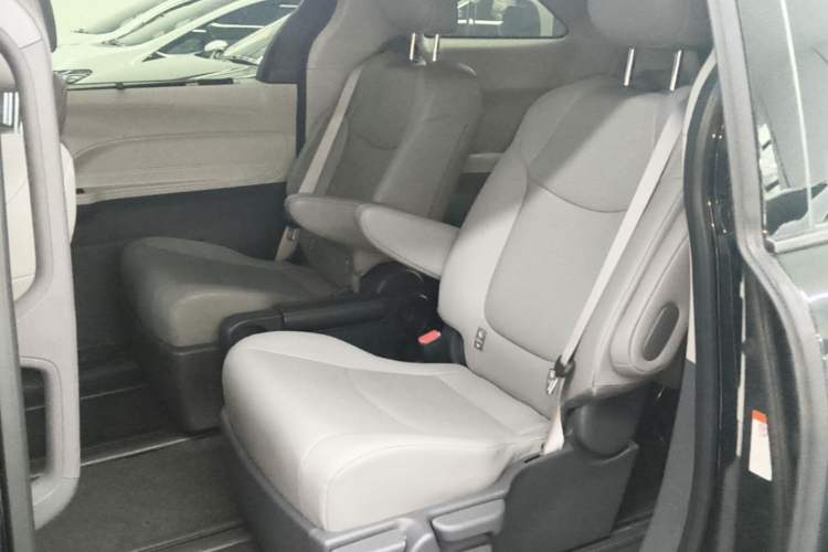 Used Toyota Granvia 2023 2.5L Hybrid Comfort Edition Left Rear Seat