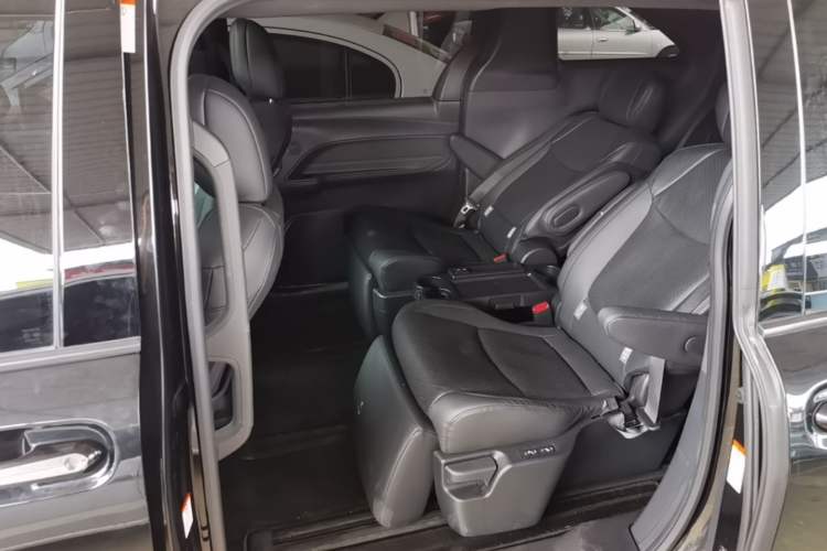Used Toyota Granvia 2023 2.5L Hybrid Flagship VIP Edition Left Rear Seat