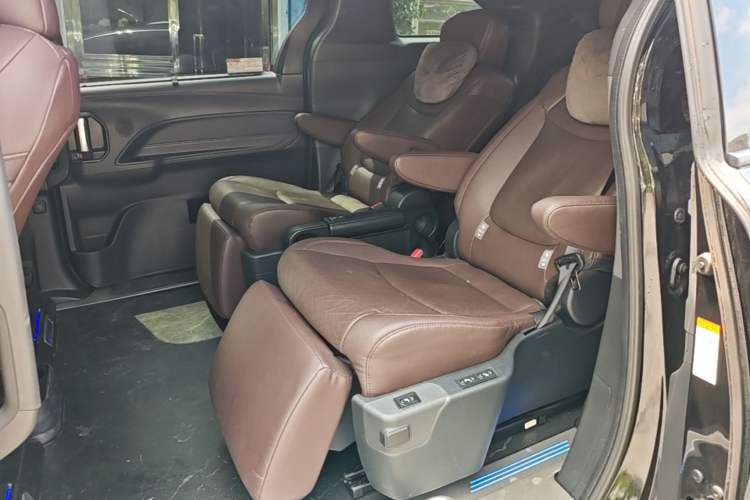 Used Toyota Granvia 2023 2.5L Hybrid Flagship VIP Edition Left Rear Seat