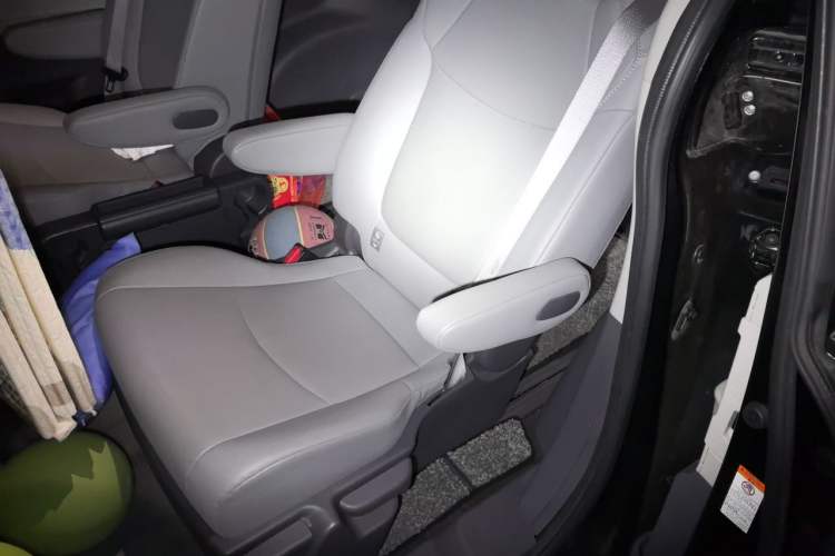 Used Toyota Granvia 2023 2.5L Hybrid Luxury Edition Left Rear Seat