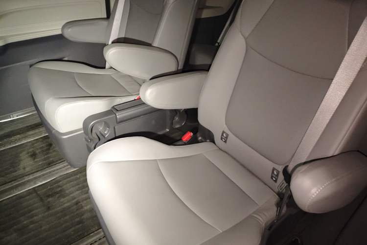 Used Toyota Granvia 2023 2.5L Hybrid Comfort Edition Left Rear Seat