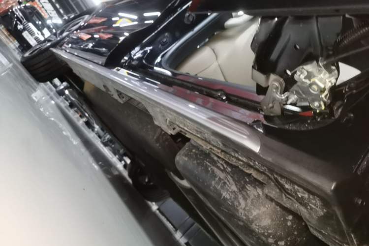 Used Toyota Granvia 2023 2.5L Hybrid Prestige PLUS Edition Left Side Sill