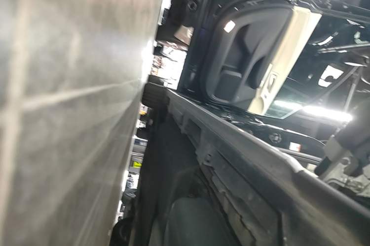 Used Toyota Granvia 2023 2.5L Hybrid Prestige PLUS Edition Left Side Sill