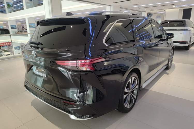 Used Toyota Granvia 2023 2.5L Hybrid Flagship VIP Edition Rear Right 45 Deg