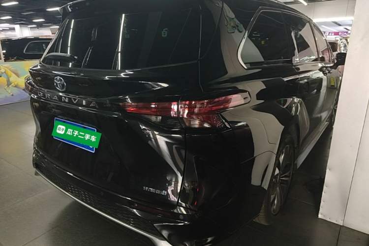 Used Toyota Granvia 2023 2.5L Hybrid Prestige PLUS Edition Rear Right 45 Deg