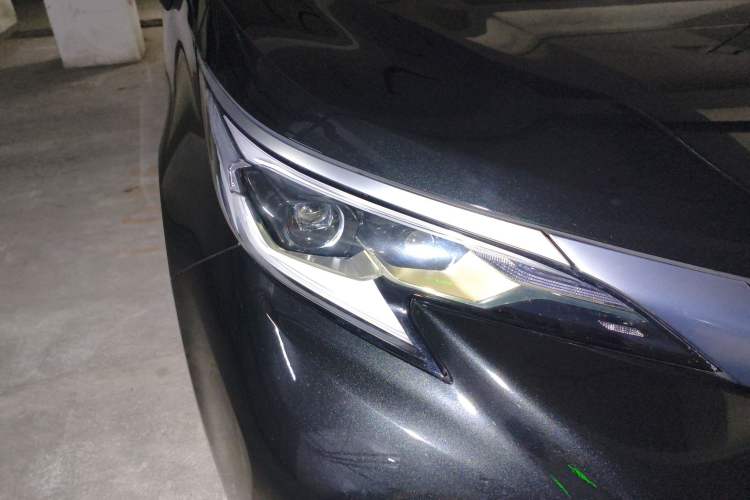 Used Toyota Granvia 2023 2.5L Hybrid Luxury Edition Right Front Headlight