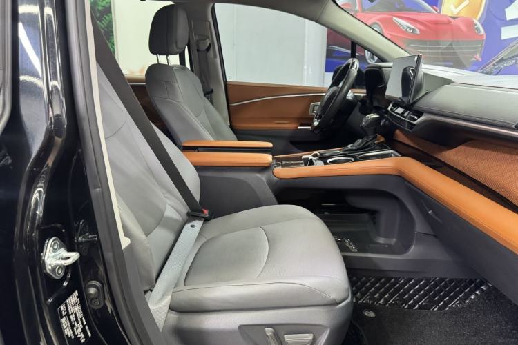 Used Toyota Granvia 2023 2.5L Hybrid Luxury Edition Right Front Seat