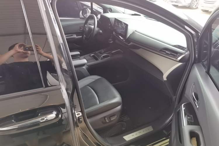 Used Toyota Granvia 2023 2.5L Hybrid Flagship VIP Edition Right Front Seat