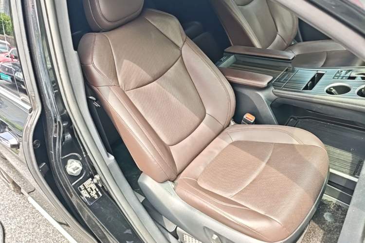 Used Toyota Granvia 2023 2.5L Hybrid Flagship VIP Edition Right Front Seat