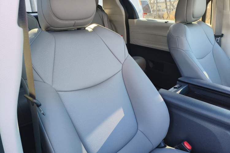 Used Toyota Granvia 2023 2.5L Hybrid Luxury Edition Right Front Seat