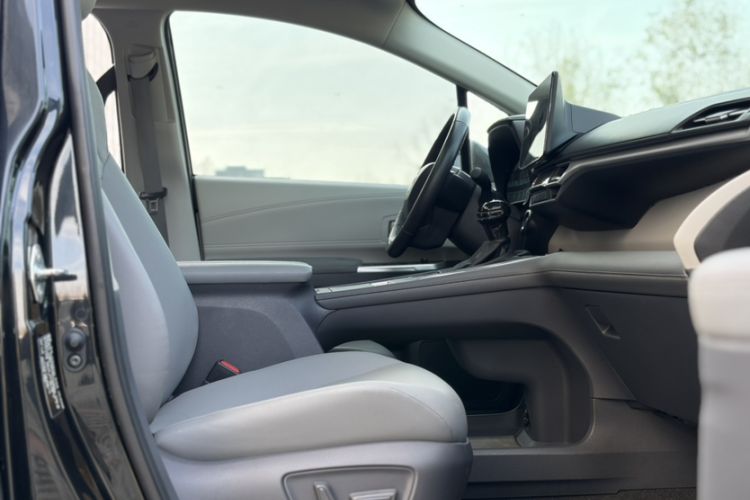 Used Toyota Granvia 2023 2.5L Hybrid Prestige PLUS Edition Right Front Seat