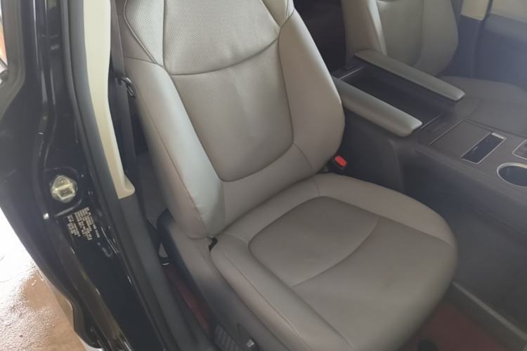 Used Toyota Granvia 2023 2.5L Hybrid Prestige PLUS Edition Right Front Seat