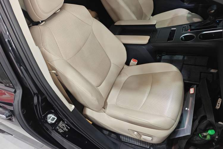 Used Toyota Granvia 2023 2.5L Hybrid Prestige PLUS Edition Right Front Seat