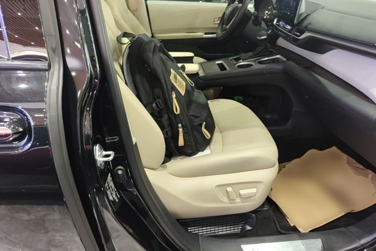 Used Toyota Granvia 2023 2.5L Hybrid Prestige PLUS Edition Right Front Seat
