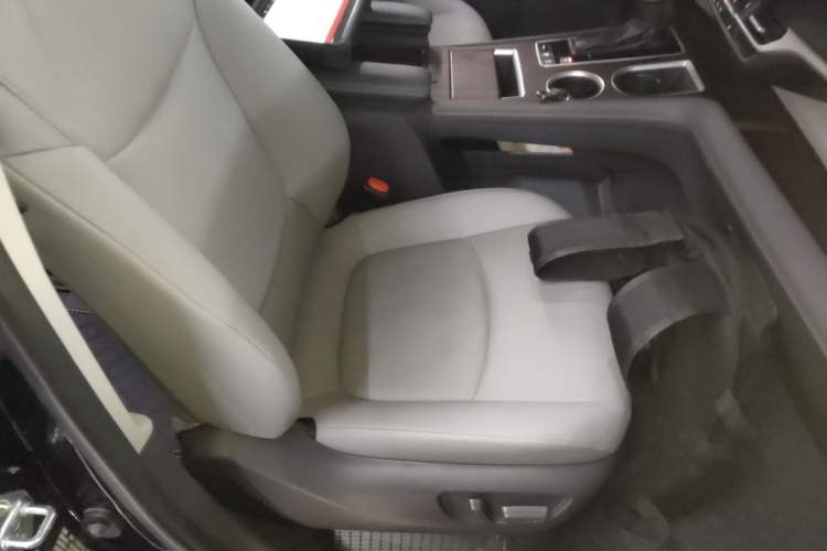 Used Toyota Granvia 2023 2.5L Hybrid Prestige PLUS Edition Right Front Seat