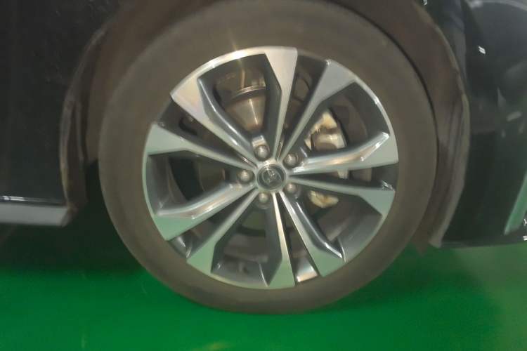 Used Toyota Granvia 2023 2.5L Hybrid Prestige PLUS Edition Right Front Wheel Hub