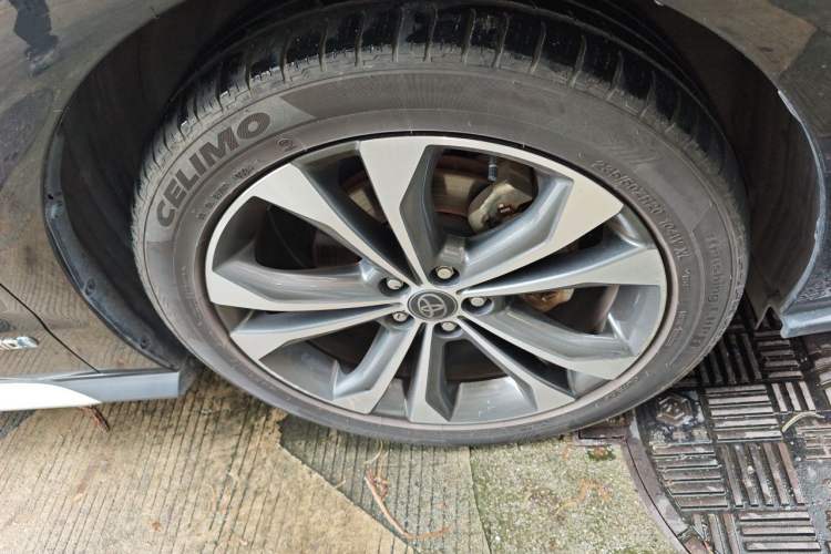 Used Toyota Granvia 2023 2.5L Hybrid Flagship VIP Edition Right Front Wheel Hub