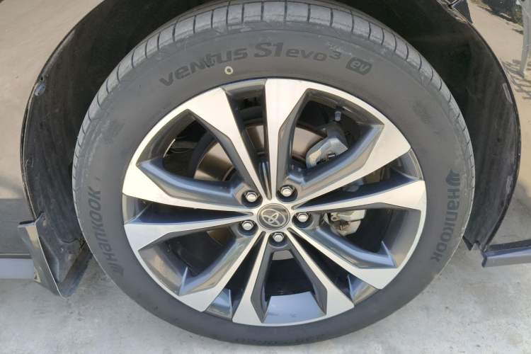 Used Toyota Granvia 2023 2.5L Hybrid Prestige PLUS Edition Right Front Wheel Hub