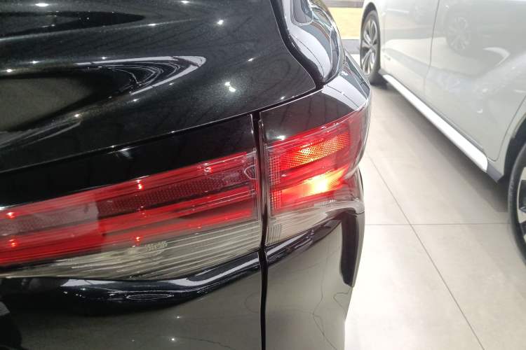 Used Toyota Granvia 2023 2.5L Hybrid Prestige PLUS Edition Right Rear Taillight