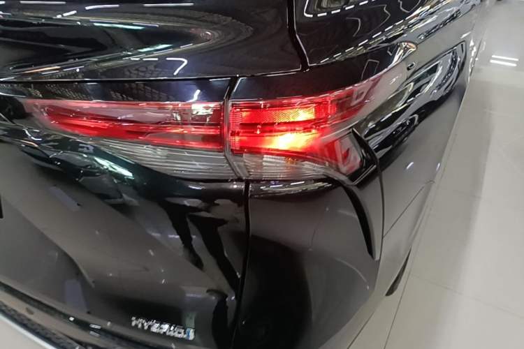 Used Toyota Granvia 2023 2.5L Hybrid Prestige PLUS Edition Right Rear Taillight