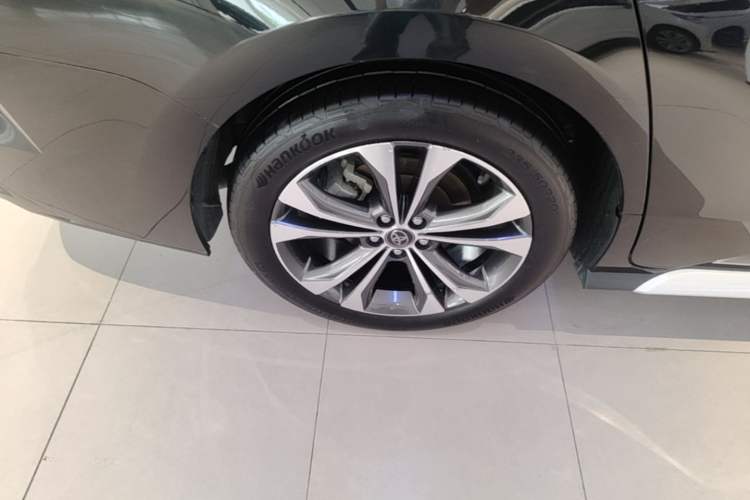 Used Toyota Granvia 2023 2.5L Hybrid Flagship VIP Edition Right Rear Wheel Hub
