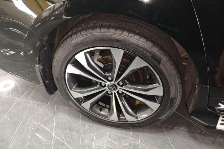 Used Toyota Granvia 2023 2.5L Hybrid Prestige PLUS Edition Right Rear Wheel Hub