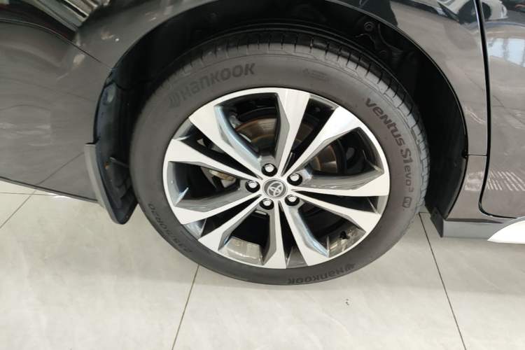 Used Toyota Granvia 2023 2.5L Hybrid Prestige PLUS Edition Right Rear Wheel Hub