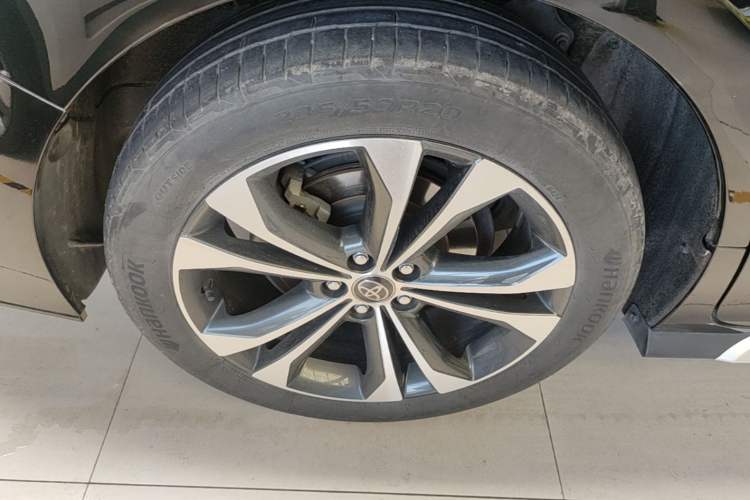 Used Toyota Granvia 2023 2.5L Hybrid Flagship VIP Edition Right Rear Wheel Hub