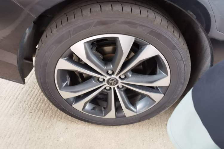 Used Toyota Granvia 2023 2.5L Hybrid Flagship VIP Edition Right Rear Wheel Hub