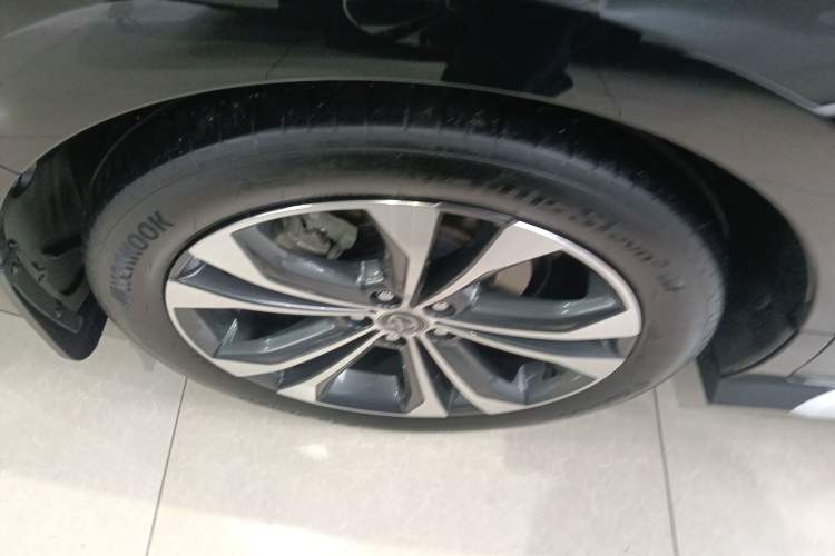 Used Toyota Granvia 2023 2.5L Hybrid Prestige PLUS Edition Right Rear Wheel Hub
