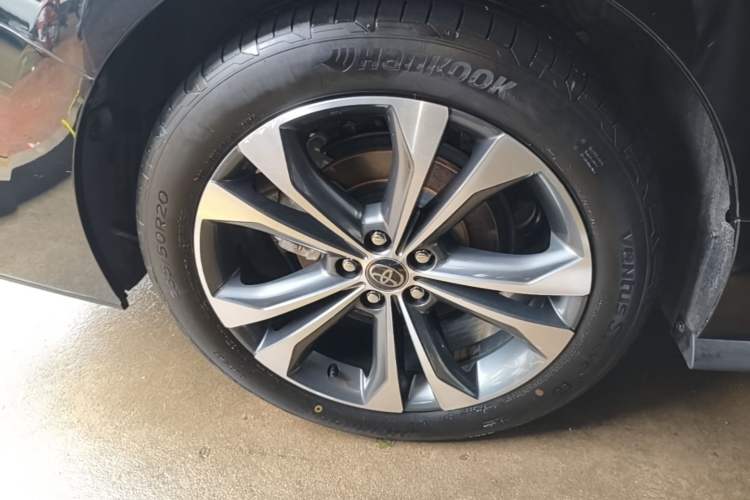 Used Toyota Granvia 2023 2.5L Hybrid Prestige PLUS Edition Right Rear Wheel Hub