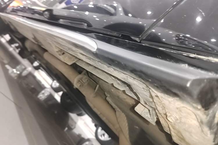 Used Toyota Granvia 2023 2.5L Hybrid Luxury Edition Right Side Sill