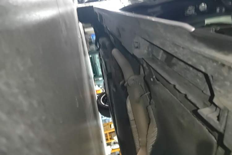 Used Toyota Granvia 2023 2.5L Hybrid Prestige PLUS Edition Right Side Sill