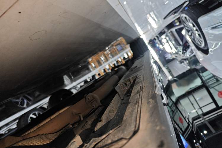 Used Toyota Granvia 2023 2.5L Hybrid Prestige VIP Edition Right Side Sill