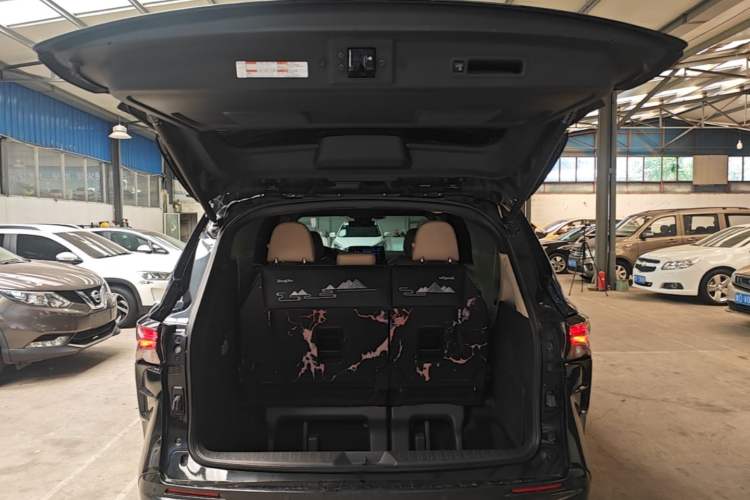 Used Toyota Granvia 2023 2.5L Hybrid Prestige PLUS Edition Trunk