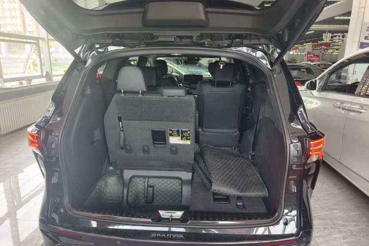 Used Toyota Granvia 2023 2.5L Hybrid Prestige VIP Edition Trunk