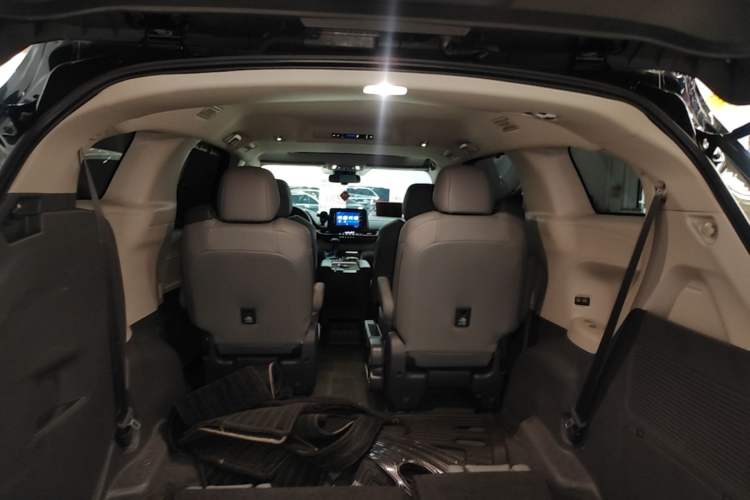 Used Toyota Granvia 2023 2.5L Hybrid Comfort Edition Trunk