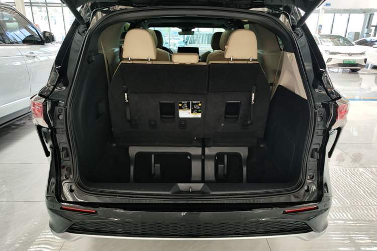 Used Toyota Granvia 2023 2.5L Hybrid Prestige PLUS Edition Trunk