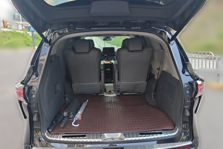 Used Toyota Granvia 2023 2.5L Hybrid Luxury Edition Trunk