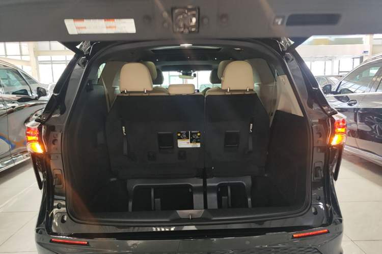 Used Toyota Granvia 2023 2.5L Hybrid Prestige PLUS Edition Trunk