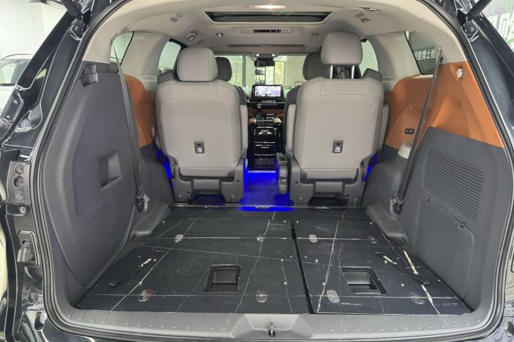 Used Toyota Granvia 2023 2.5L Hybrid Luxury Edition Trunk