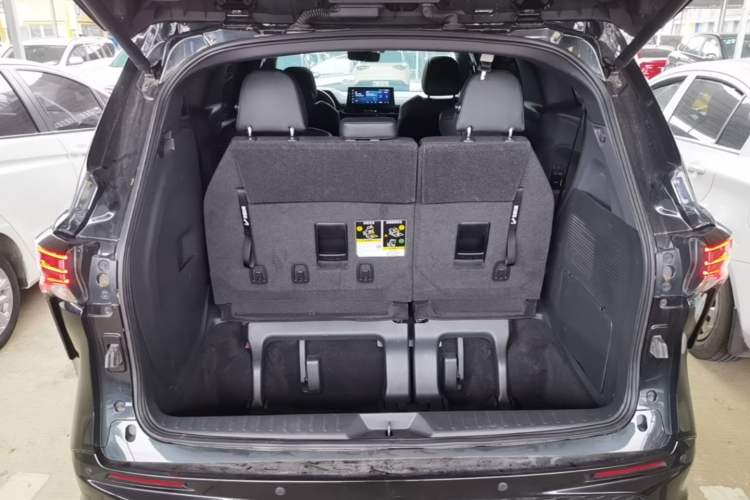 Used Toyota Granvia 2023 2.5L Hybrid Flagship VIP Edition Trunk