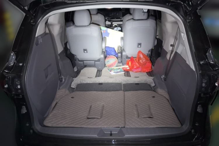 Used Toyota Granvia 2023 2.5L Hybrid Luxury Edition Trunk