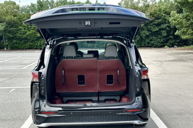 Used Toyota Granvia 2023 2.5L Hybrid Luxury Edition Trunk