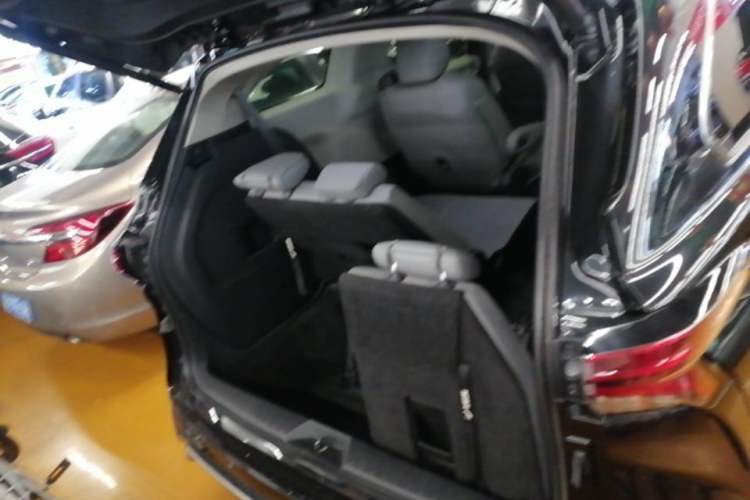 Used Toyota Granvia 2023 2.5L Hybrid Prestige PLUS Edition Trunk