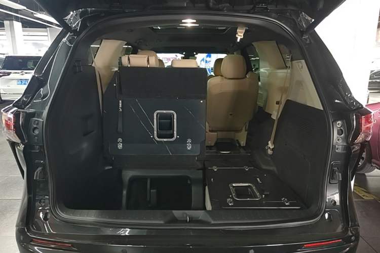 Used Toyota Granvia 2023 2.5L Hybrid Prestige PLUS Edition Trunk