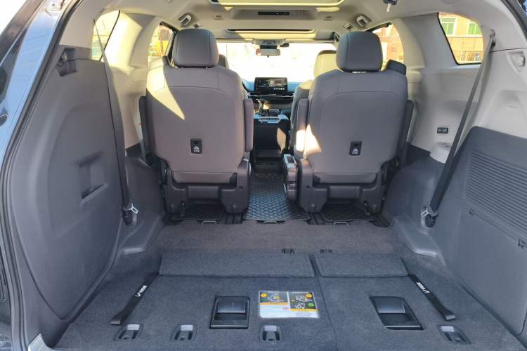 Used Toyota Granvia 2023 2.5L Hybrid Luxury Edition Trunk