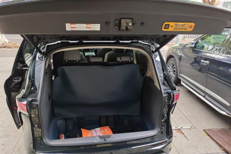 Used Toyota Granvia 2023 2.5L Hybrid Prestige VIP Edition Trunk