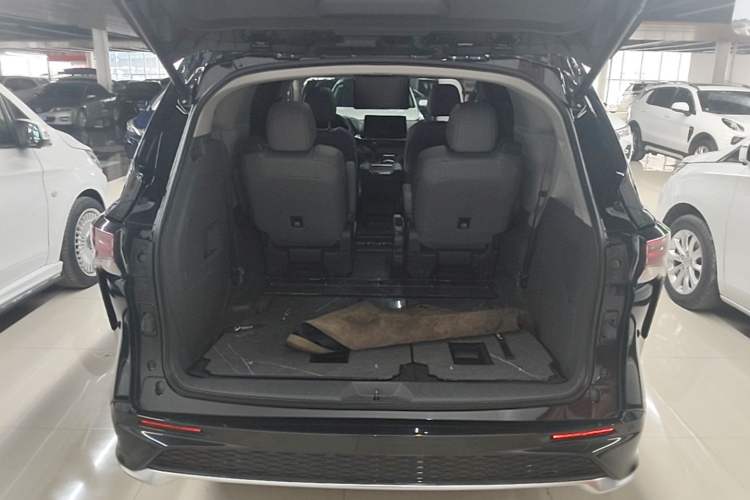 Used Toyota Granvia 2023 2.5L Hybrid Luxury Edition Trunk
